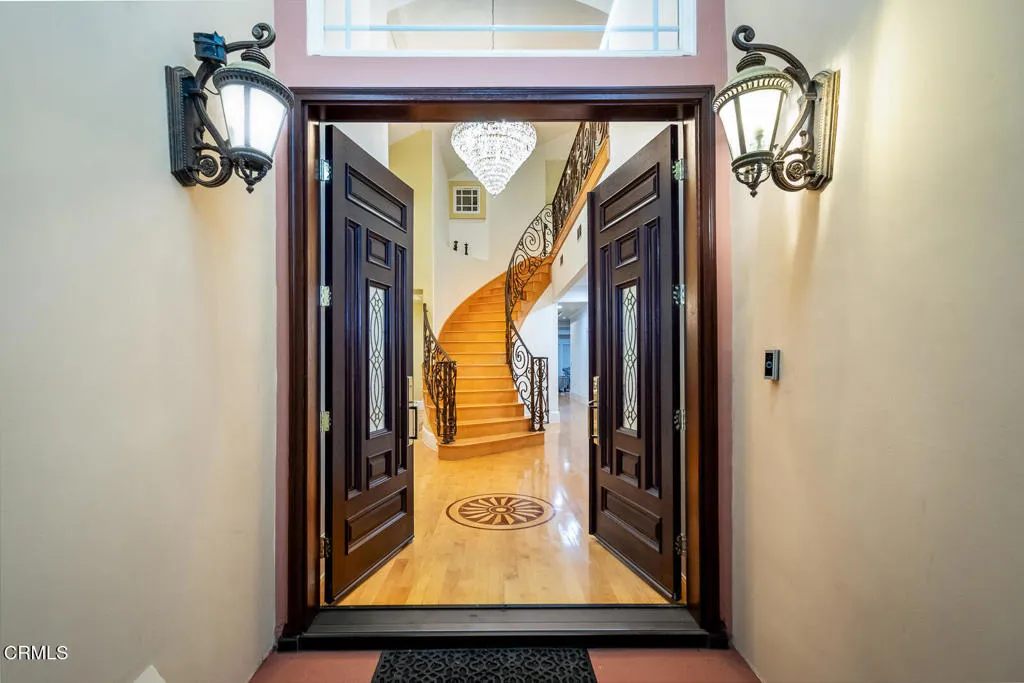 1075 E Tujunga Avenue, Burbank, California 91501 home-pic-4